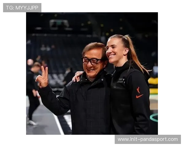 成龙向自由人将教练及队员赠送小熊猫玩偶 成龙向自由人将教练及队员赠送小熊猫玩偶